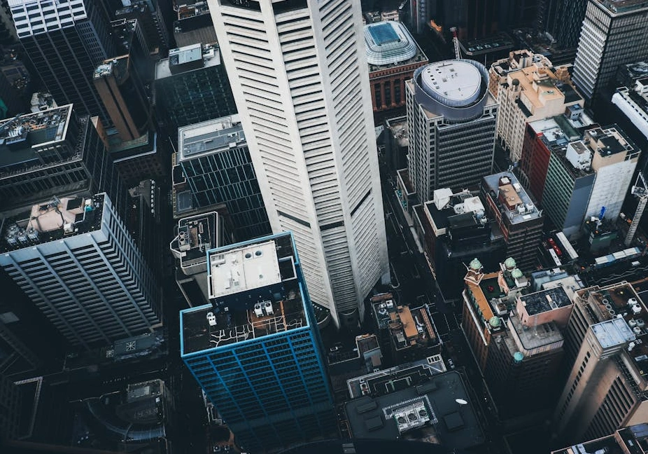 Letecký pohled na moderní město s kancelářskými budovami při západu slunce.